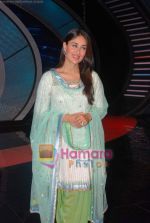 Kareena Kapoor Promote We Are Family movie on the sets of India_s Got Talent in Filmcity on 23rd Aug 2010 (14).JPG